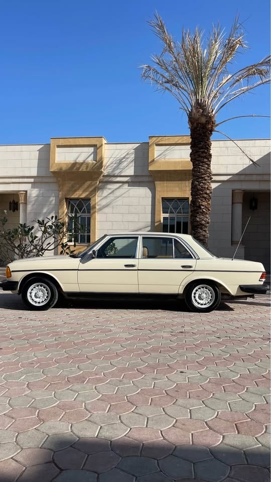 1980 Mercedes W123 300D — photo 3 of 8