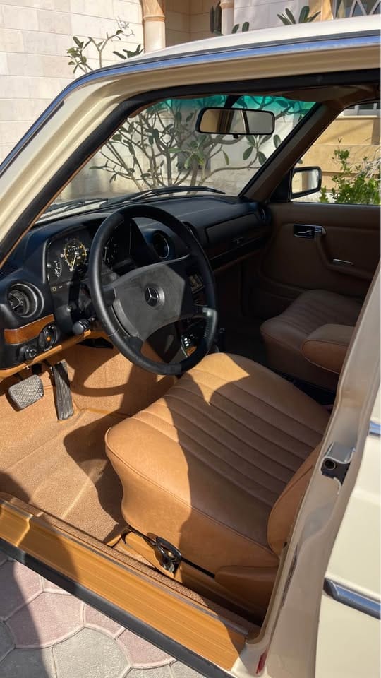 1980 Mercedes W123 300D — photo 6 of 8