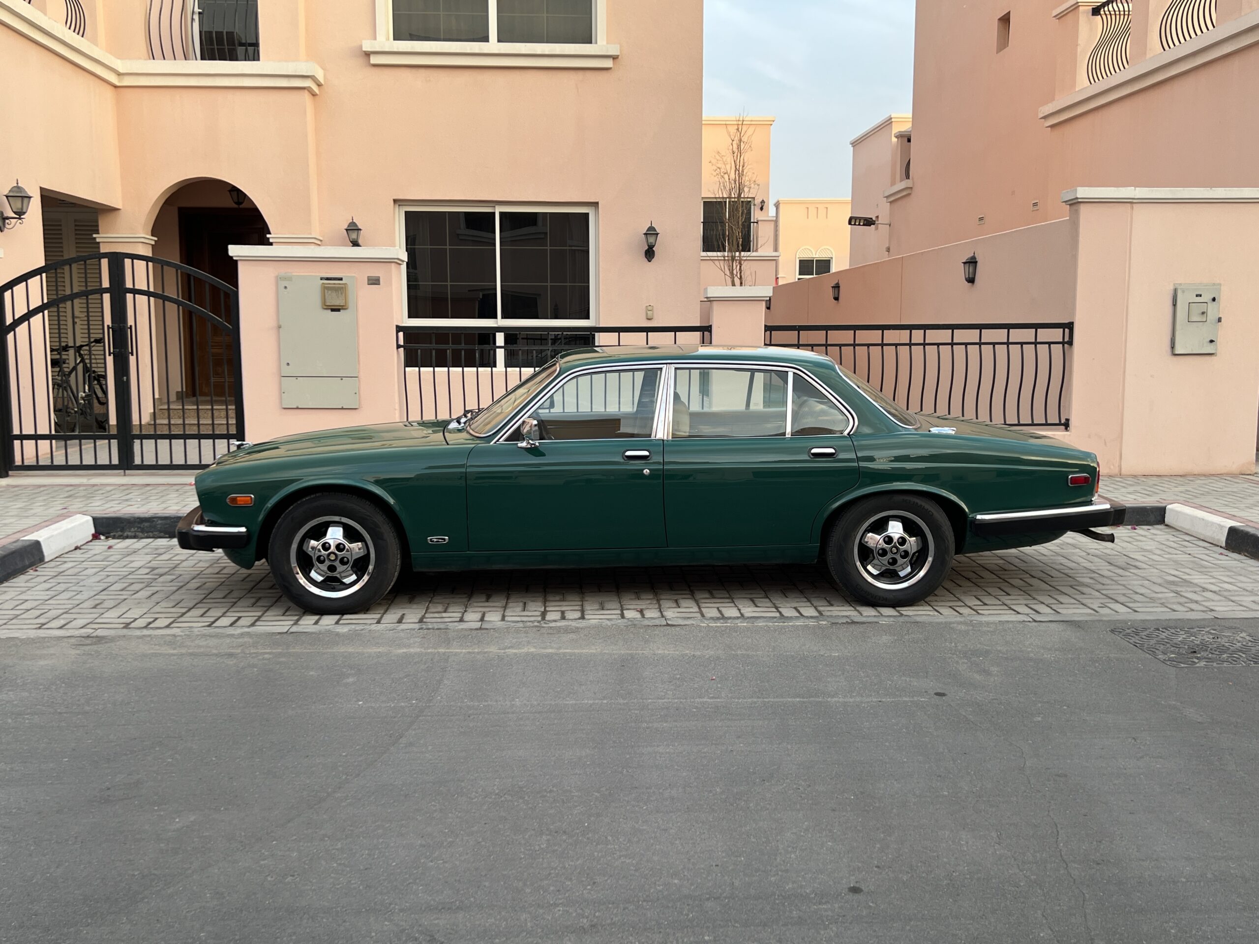 Jaguar XJ6 - Series 3 1984 for sale in Dubai, UAE – photo 4 of 5