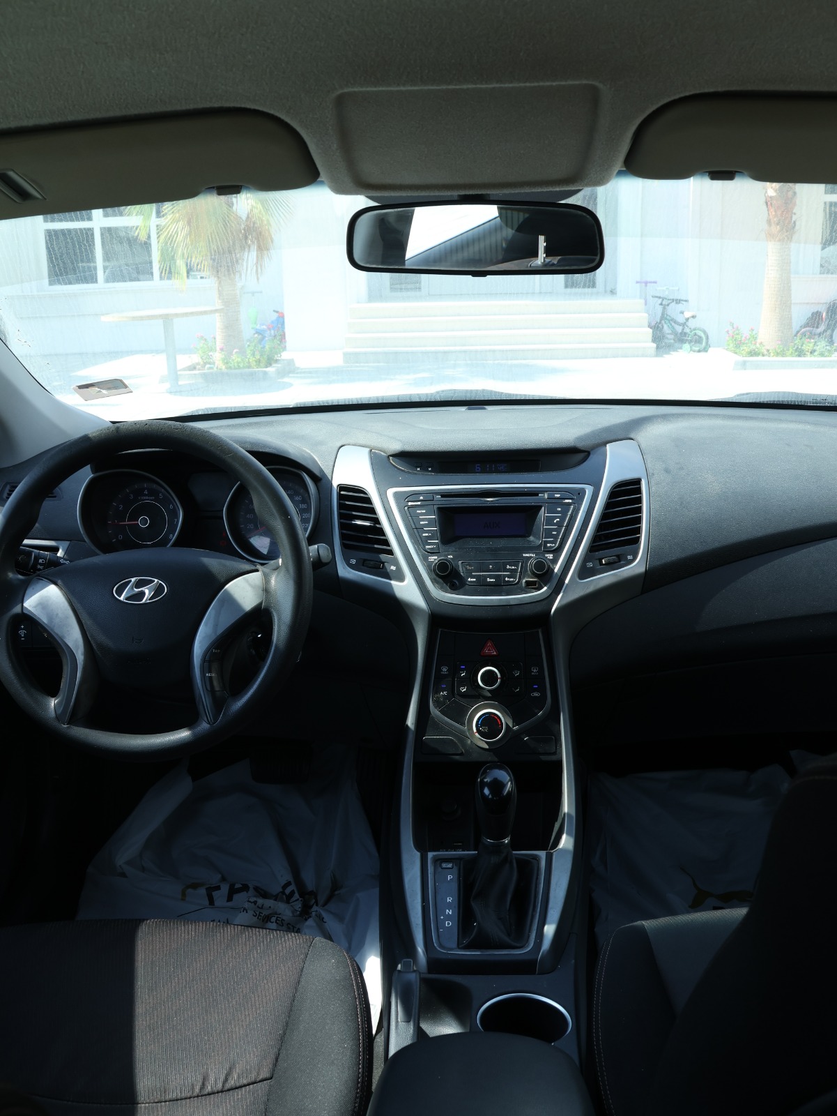 Hyundai Elantra 2015 for sale in Abu Dhabi, UAE – photo 8 of 9