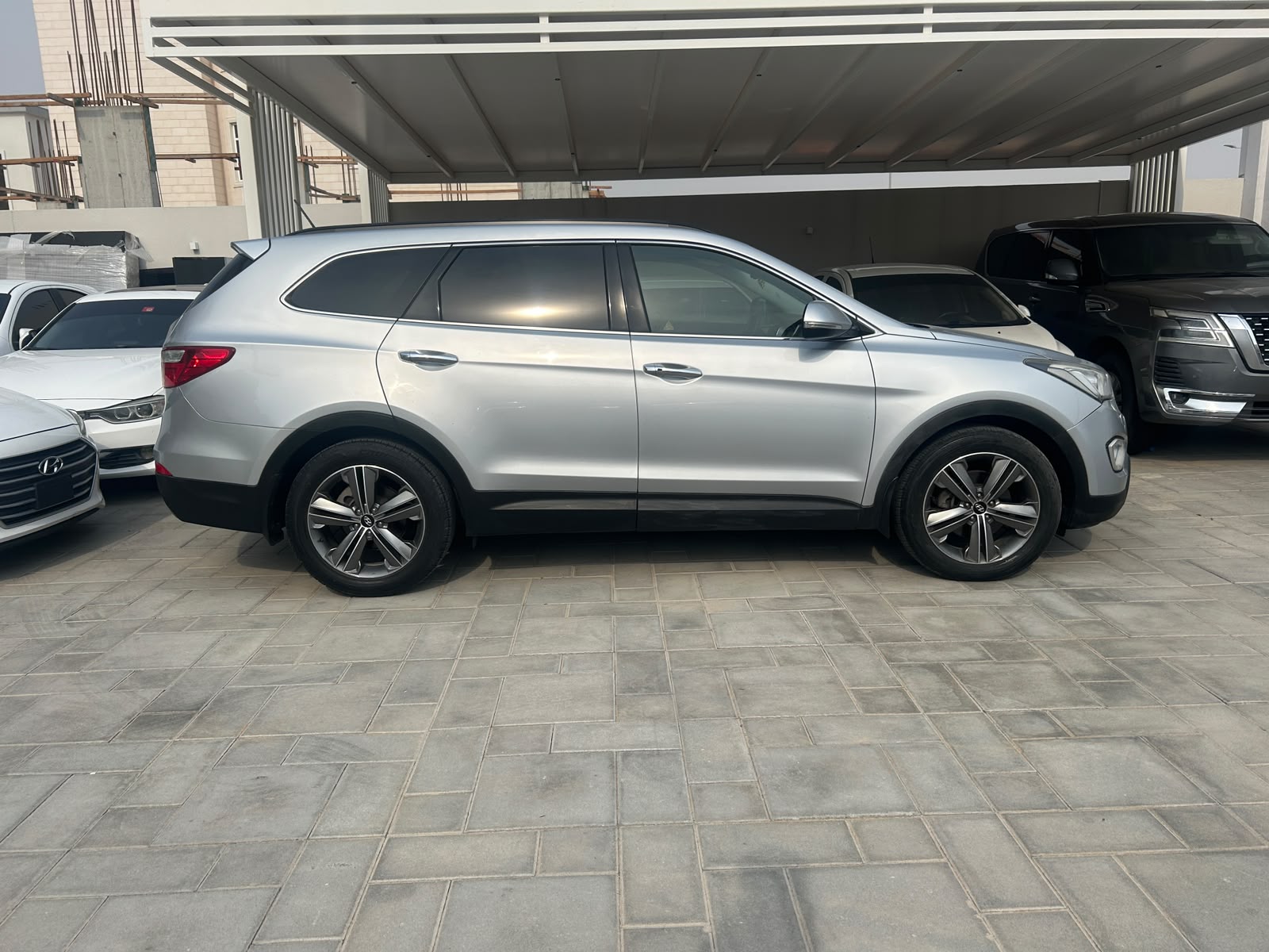 Hyundai Grand SantaFe 2015 for sale in Abu Dhabi, UAE – photo 3 of 9