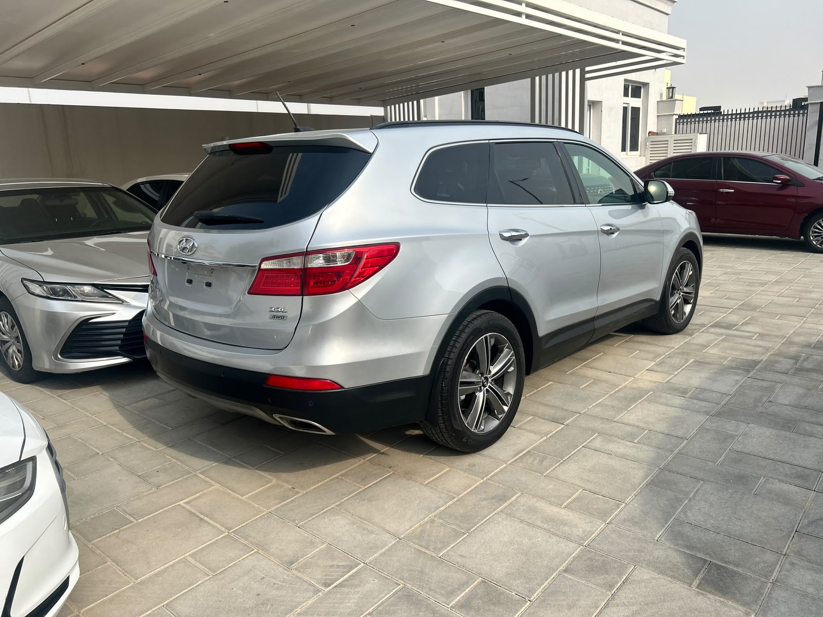 Hyundai Grand SantaFe 2015 for sale in Abu Dhabi, UAE – photo 4 of 9