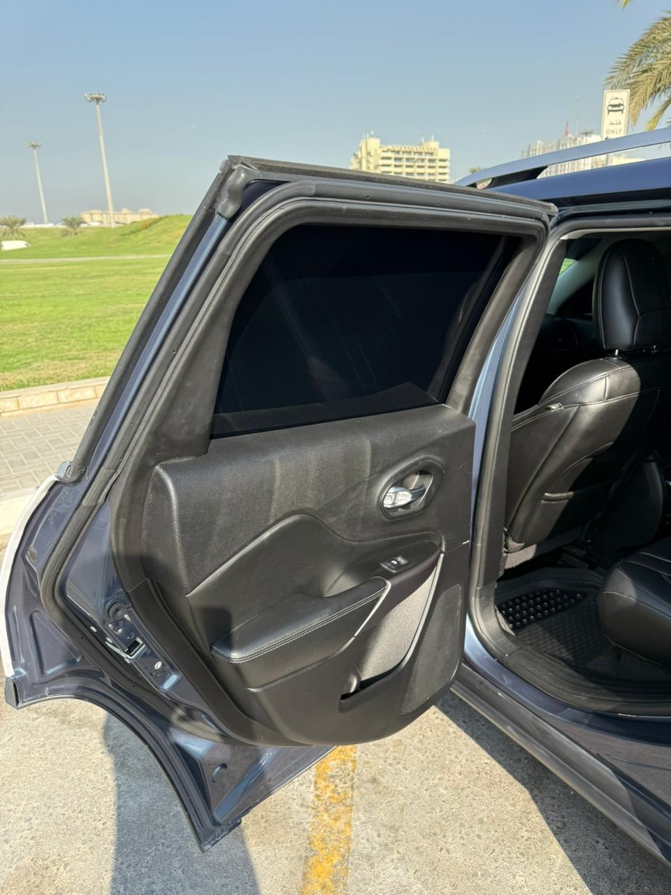 Jeep Cherokee 2019 for sale in Sharjah, UAE – photo 19 of 20