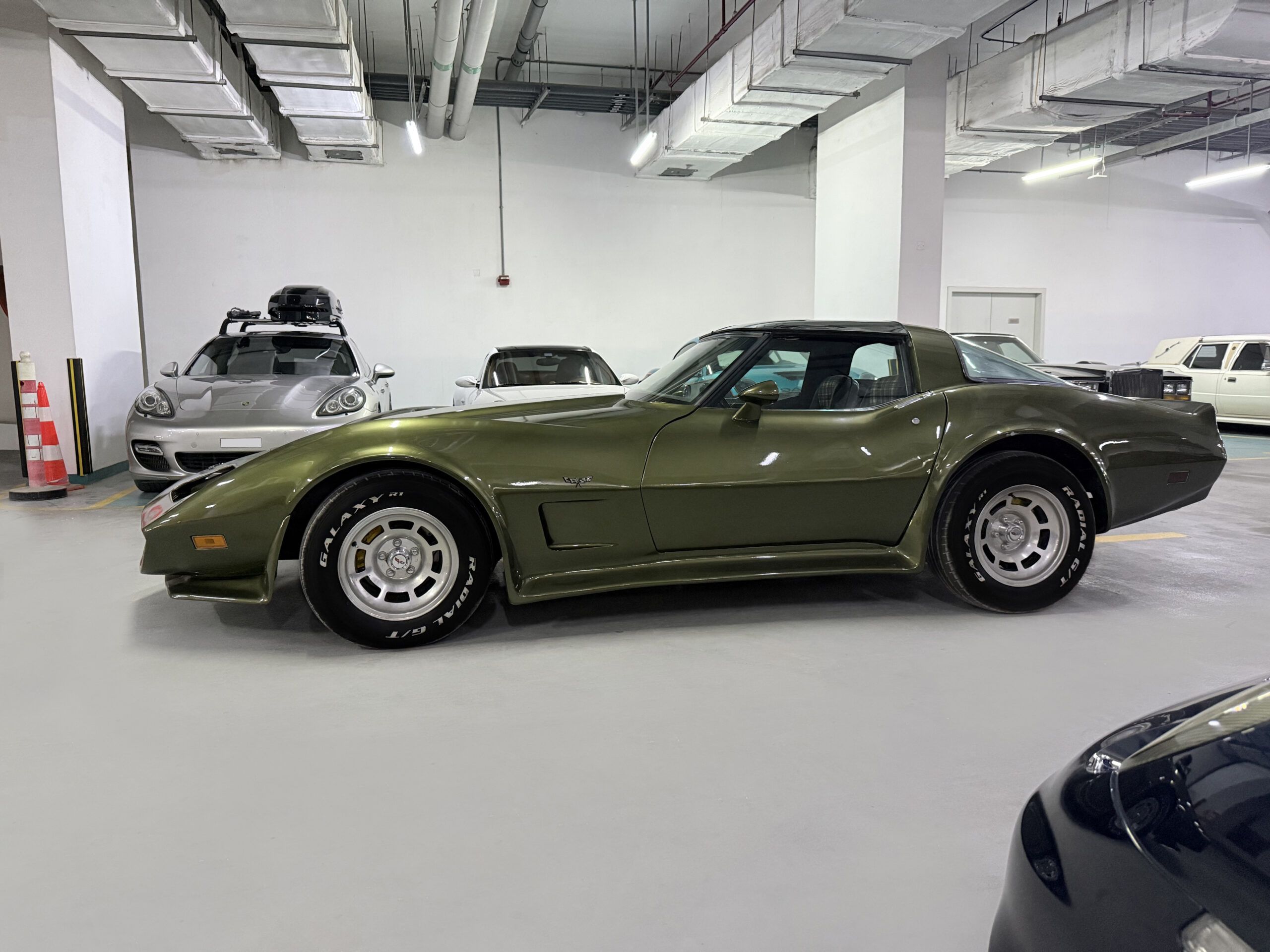 Corvette C3 1979 RestoMod in Olive Green for sale in Dubai, UAE – photo 4 of 5