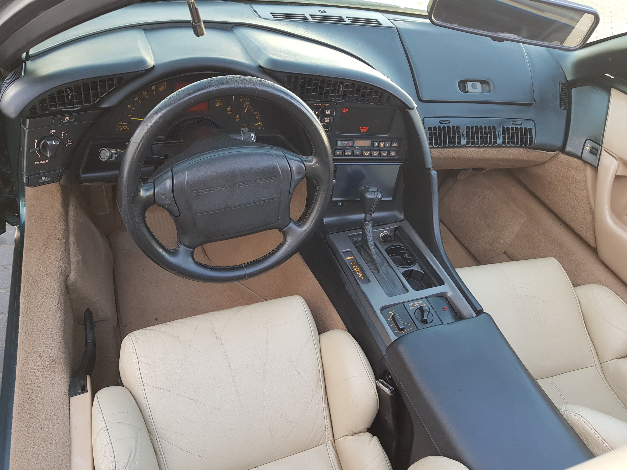 1992 Corvette LT1 Convertible for sale in Abu Dhabi, UAE – photo 5 of 9