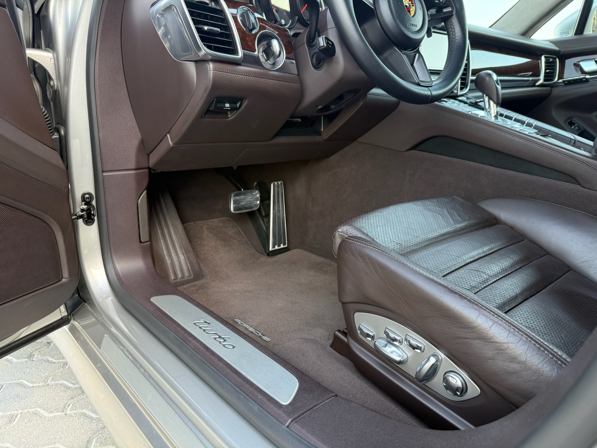 Porsche Panamera Turbo, 2010, 51,000 km only, two collector owners for sale in Dubai, UAE – photo 15 of 20
