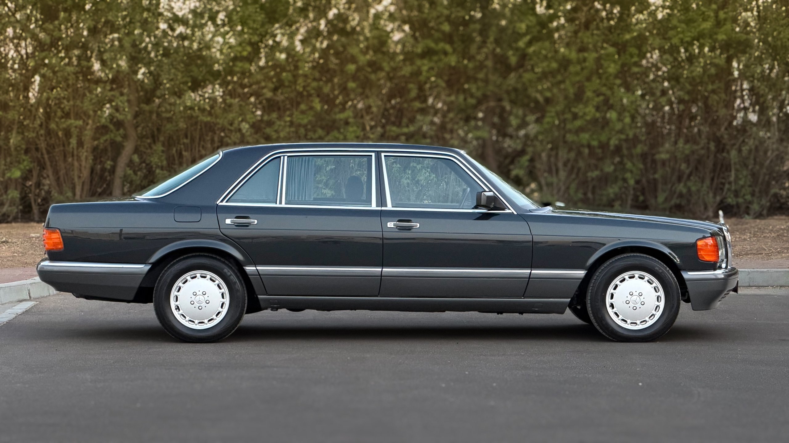 1991 Mercedes-Benz 560 SEL for sale in Abu Dhabi, UAE – photo 12 of 20