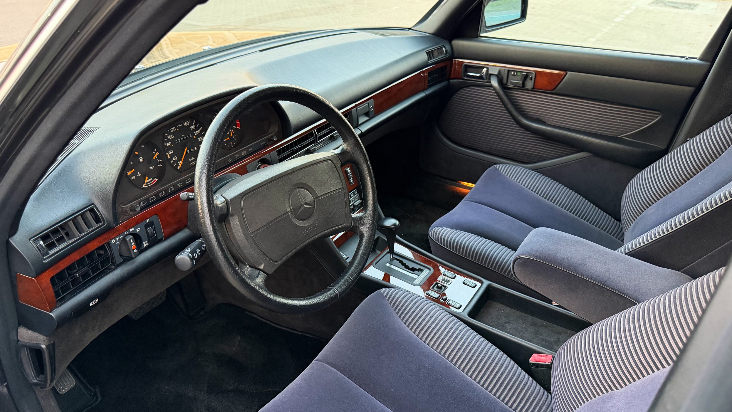 1991 Mercedes-Benz 560 SEL for sale in Abu Dhabi, UAE – photo 17 of 20