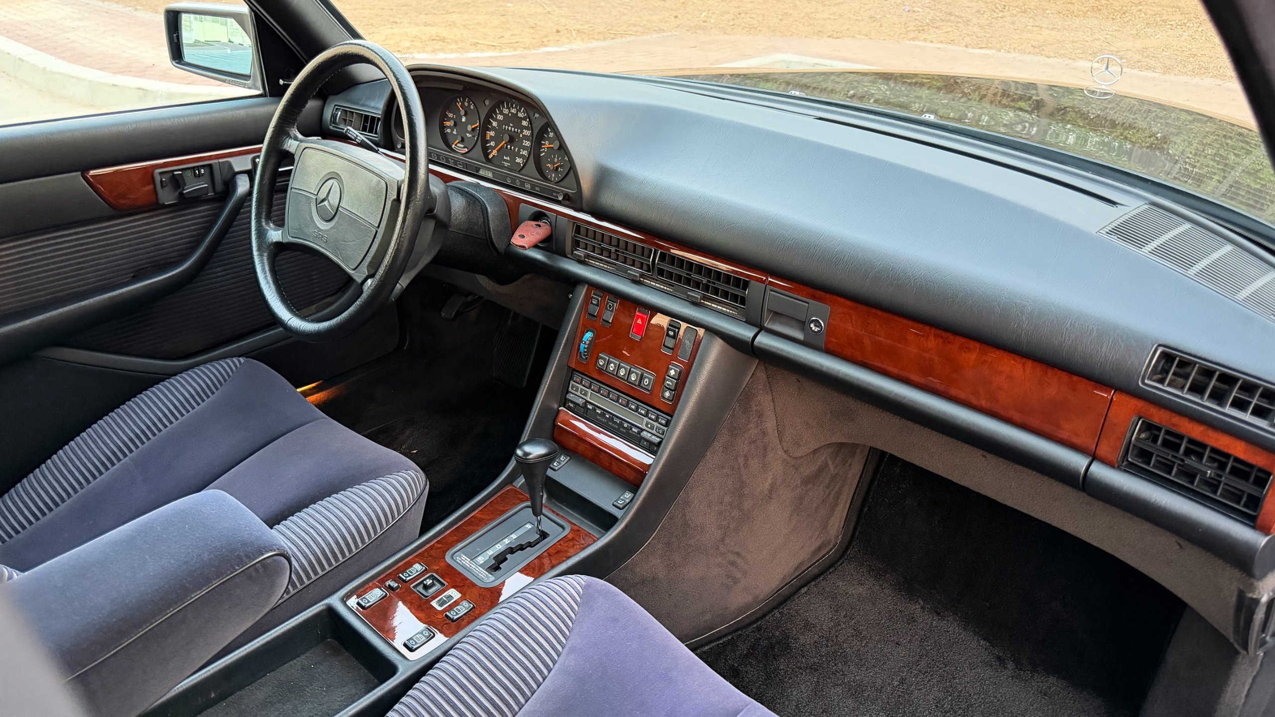 1991 Mercedes-Benz 560 SEL for sale in Abu Dhabi, UAE – photo 18 of 20