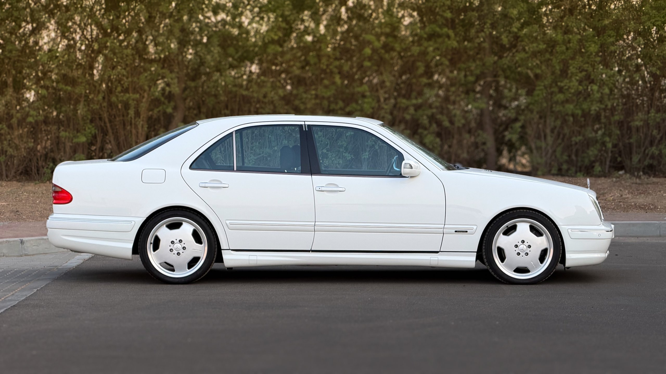 2001 Mercedes-Benz E55 AMG for sale in Abu Dhabi, UAE – photo 11 of 20