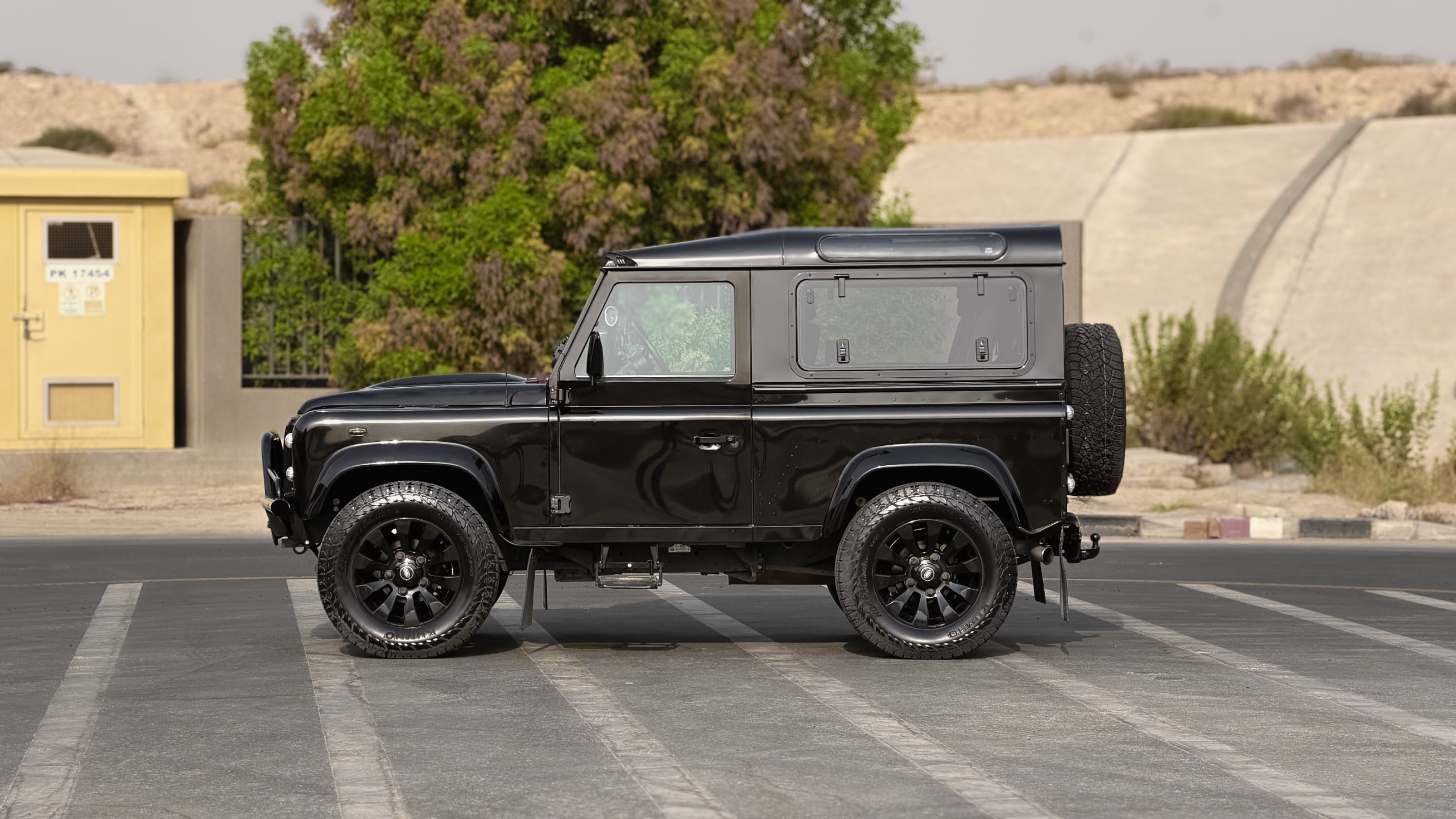 2013 Land Rover Defender 90 KAHN Edition for sale in Dubai, UAE – photo 5 of 20